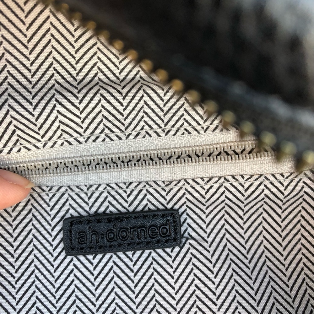 Chic Black Crossbody Bag with Stitch Detail - Picture 3 of 7